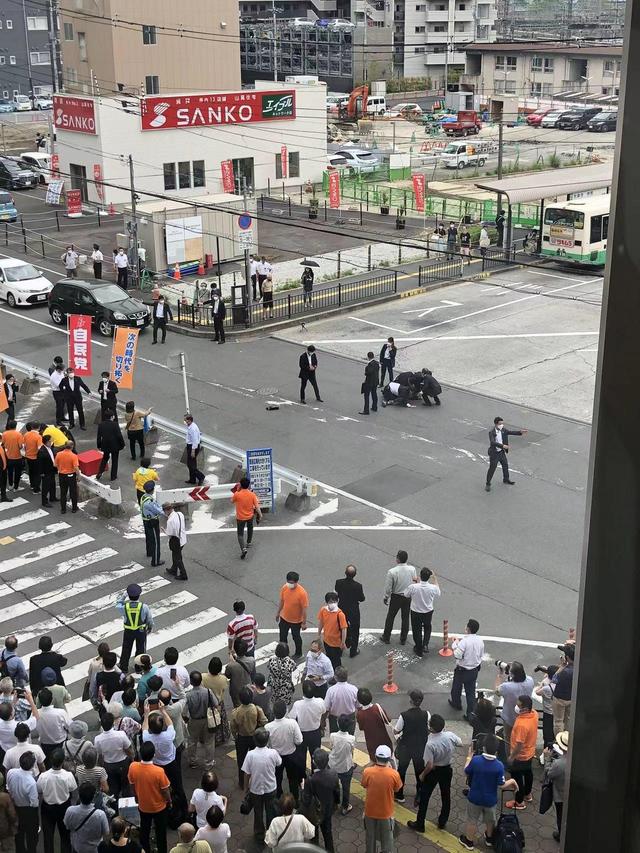 重磅！日本前首相安倍晋三已经没有生命体征！枪击现场曝光：从背后三米处安倍被霰弹枪击中两枪；知情人：被击中了左胸