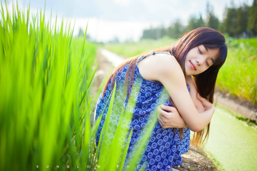 初夏田园里的小清新长发吊带碎花美女摄影大图,清纯美女,